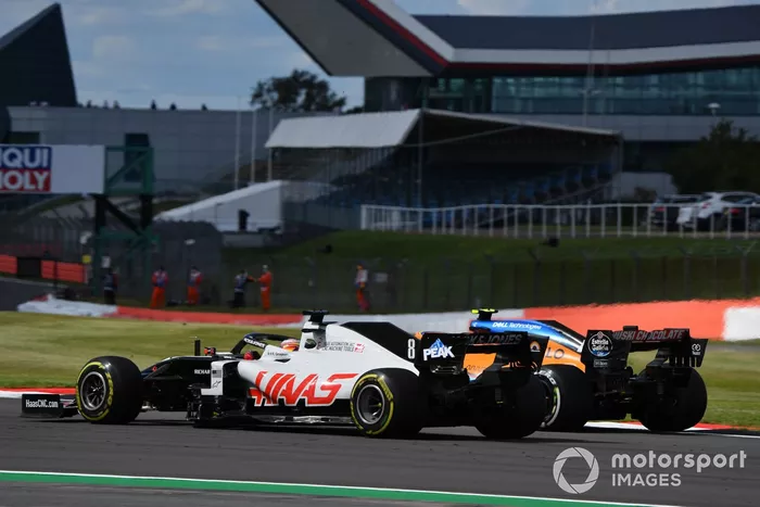Romain Grosjean, Haas VF-20, Lando Norris, McLaren MCL35