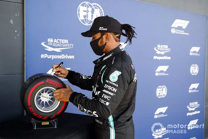 Pole Sitter Lewis Hamilton, Mercedes-AMG F1 firma il premio  Pirelli Pole Position 