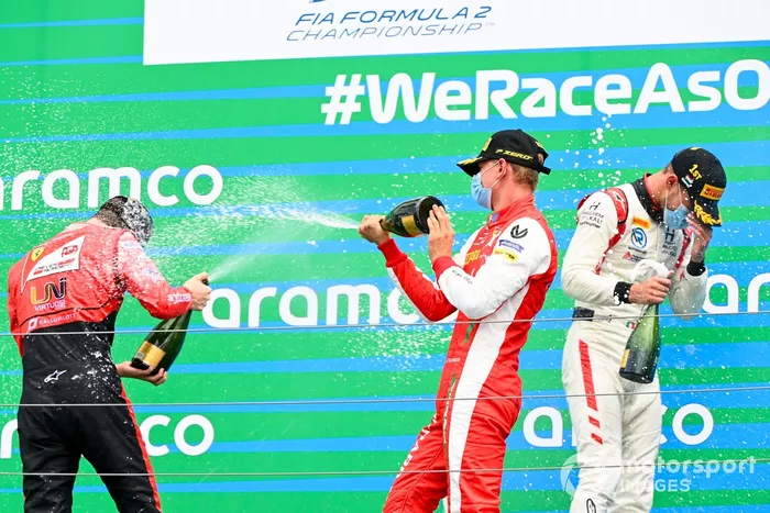 Podio: Callum Ilott, UNI-Virtuosi, Mick Schumacher, Prema Racing y Luca Ghiotto, Hitech Grand Prix