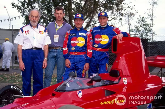 Eric Broadley, director del equipo de Lola, un invitado, Ricardo Rosset, Lola y Vincenzo Sospiri, Lola