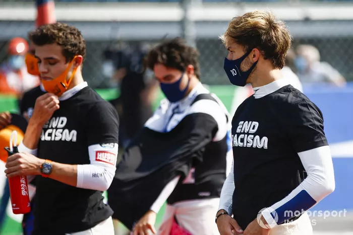 Lando Norris, McLaren, Pierre Gasly, AlphaTauri, y Lance Stroll, Racing Point, representan el himno nacional antes de la salida.