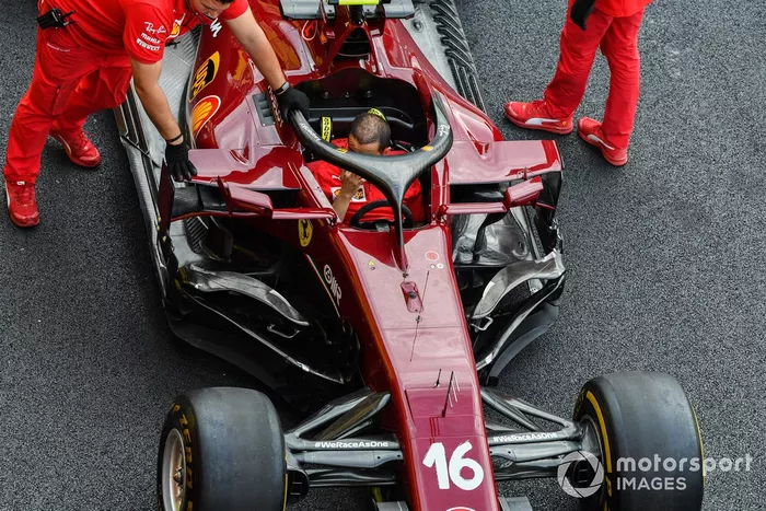os mecánicos de Ferrari empujan el Ferrari SF1000 de Charles Leclerc 