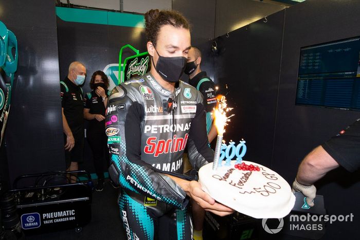 Franco Morbidelli, y el jefe del equipo Petronas Yamaha SRT, Ramón Forcada, celebran la carrera número 500