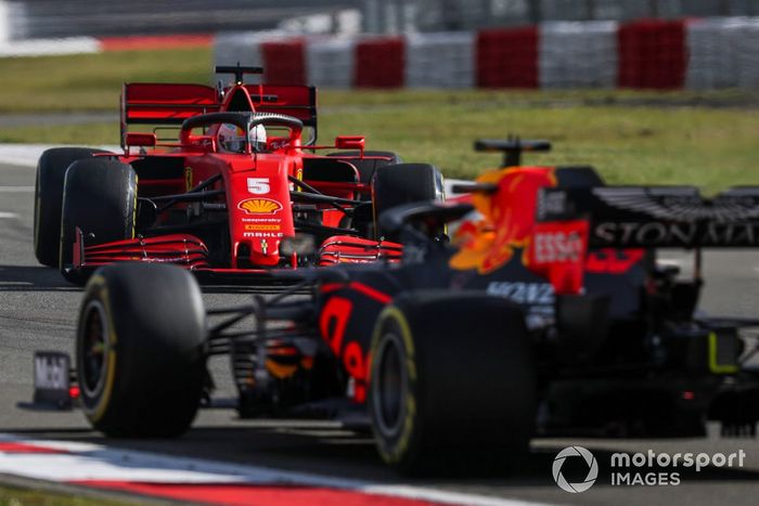 Sebastian Vettel, Ferrari SF1000, hace un trompo Max Verstappen, Red Bull Racing RB16