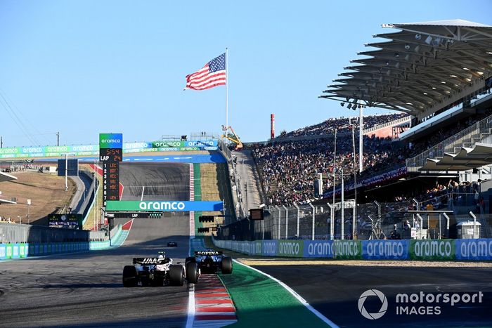 Alex Albon, Williams FW44, Mick Schumacher, Haas VF-22