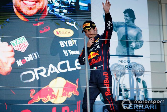 Podio: segundo lugar Sergio Pérez, Red Bull Racing