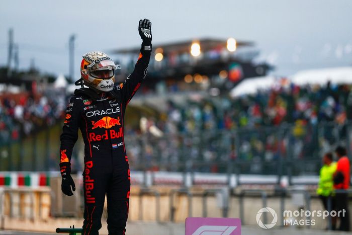 Max Verstappen, Red Bull Racing, 1ª posición, celebra en el Parc Ferme