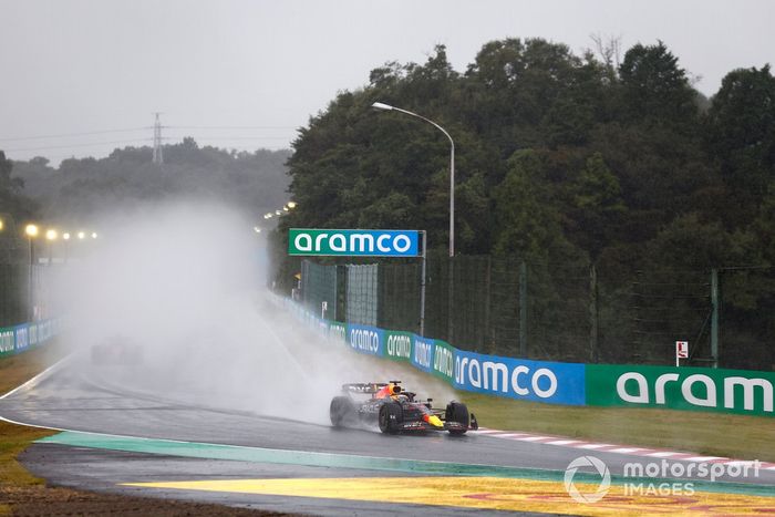 Max Verstappen, Red Bull Racing RB18, Charles Leclerc, Ferrari F1-75