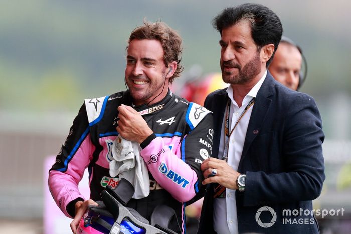 Fernando Alonso, del equipo Alpine F1, con Mohammed bin Sulayem, Presidente de la FIA