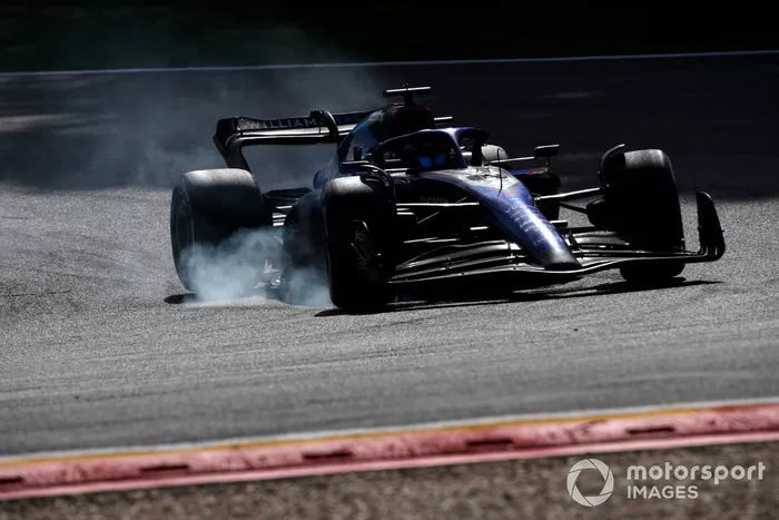 Alex Albon, Williams FW44, bloquea los frenos