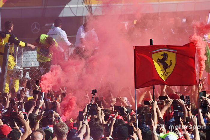 Fans de Ferrari celebran después de la carrera