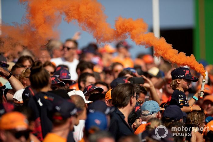 Fans holandeses en las gradas con bengalas de humo