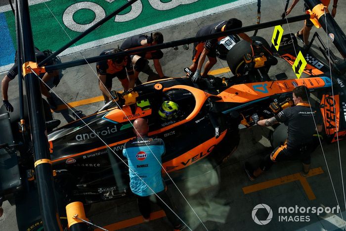 Lando Norris, McLaren MCL36, en boxes durante los entrenamientos