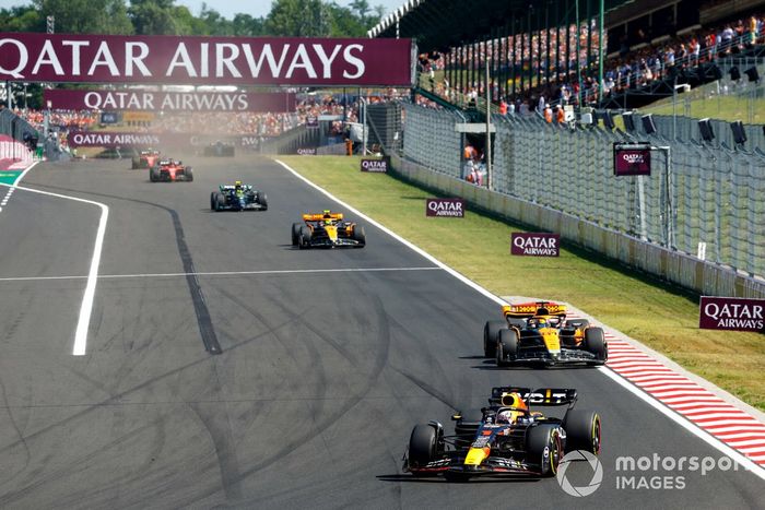 Max Verstappen, Red Bull Racing RB19, Oscar Piastri, McLaren MCL60, Lando Norris, McLaren MCL60