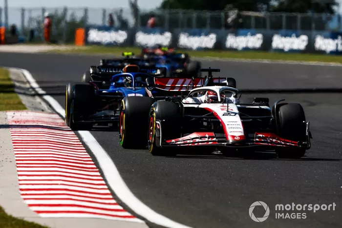 Kevin Magnussen, Haas VF-23, Alex Albon, Williams FW45