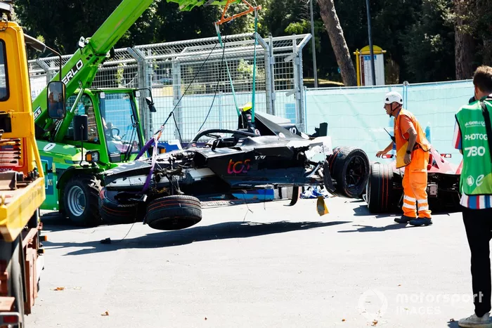 Los comisarios retiran el coche de Sam Bird, Jaguar Racing, Jaguar I-TYPE 6, con una grúa tras un fuerte accidente en la 9ª vuelta