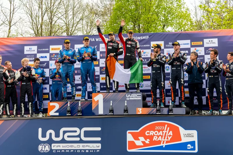 Podium : vainqueur Elfyn Evans, Scott Martin, Toyota Gazoo Racing WRT Toyota GR Yaris Rally1, deuxième Ott Tänak, Martin Järveoja, M-Sport Ford World Rally Team Ford Puma Rally1, troisième Esapekka Lappi, Janne Ferm, Hyundai World Rally Team Hyundai i20 N