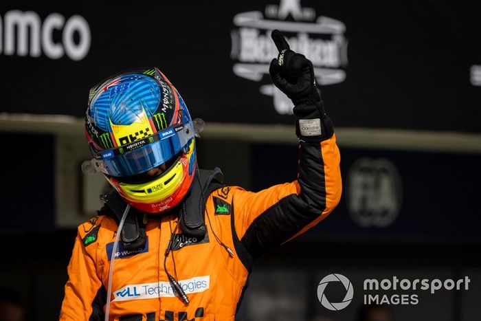 Oscar Piastri, McLaren F1 Team, 1ª posición, celebra su llegada al Parc Ferme