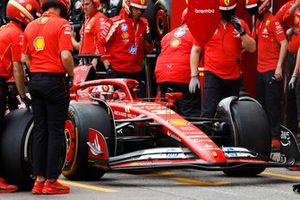Charles Leclerc, Ferrari SF-24, en boxes durante la FP1