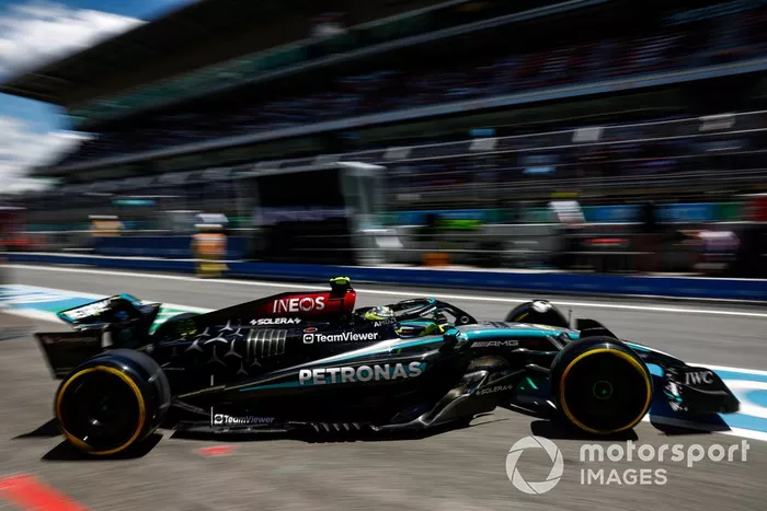 Lewis Hamilton, Mercedes F1 W15, sale del garaje