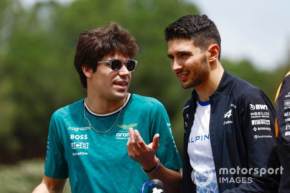 Lance Stroll, Aston Martin F1 Team, Esteban Ocon, Alpine F1 Team, rozmawiają podczas parady kierowców