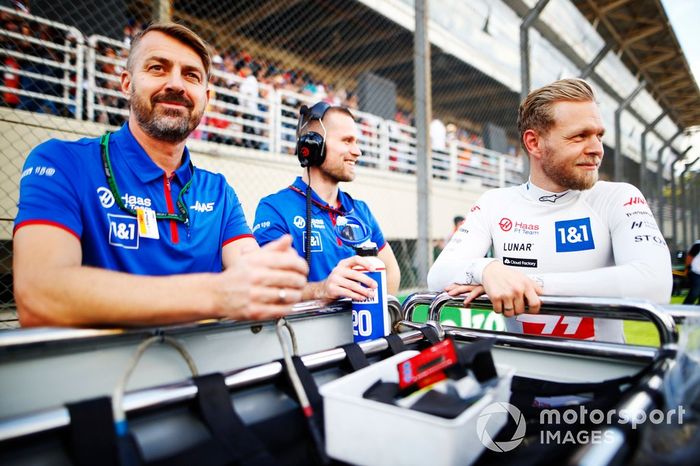 Kevin Magnussen, Haas F1 Team, en la parrilla del Sprint con sus compañeros de equipo