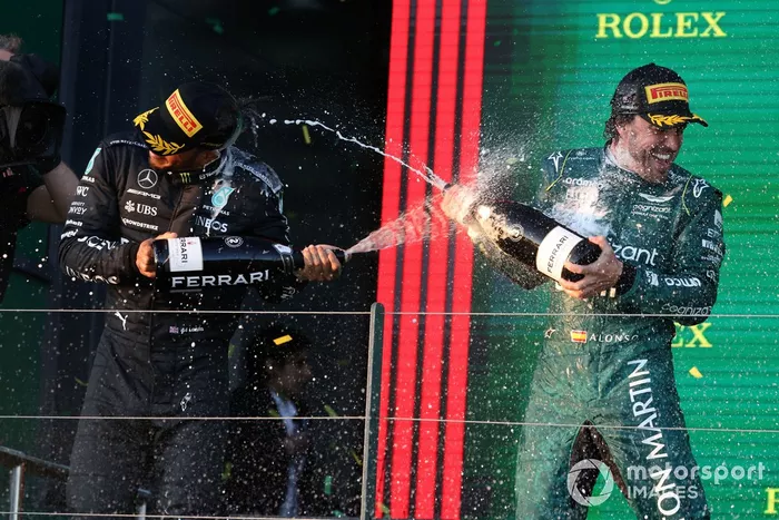 Podio: segundo lugar Lewis Hamilton, Mercedes-AMG, tercer lugar Fernando Alonso, Aston Martin F1 Team