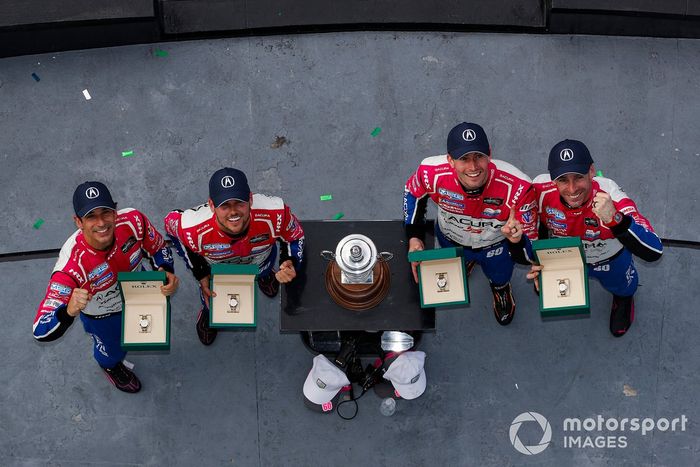 #60 Meyer Shank Racing c/ Curb Agajanian Acura ARX-06: Tom Blomqvist, Colin Braun, Helio Castroneves, Simon Pagenaud celebrando su victoria