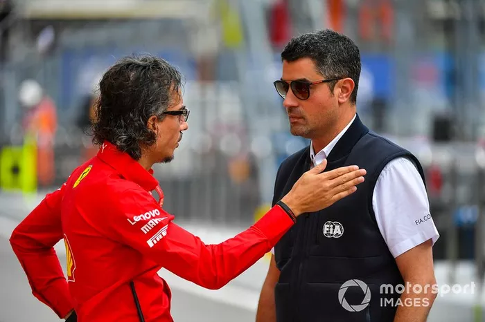 Laurent Mekies, Sporting Director, Ferrari, con Michael Masi, Race Director, FIA