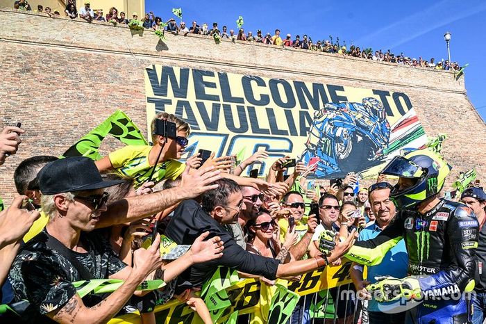 Valentino Rossi, Yamaha Factory Racing en las calles de Tavullia
