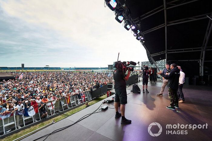 Lewis Hamilton, Mercedes AMG F1, en el escenario con Johnny Herbert, Sky Sports F1