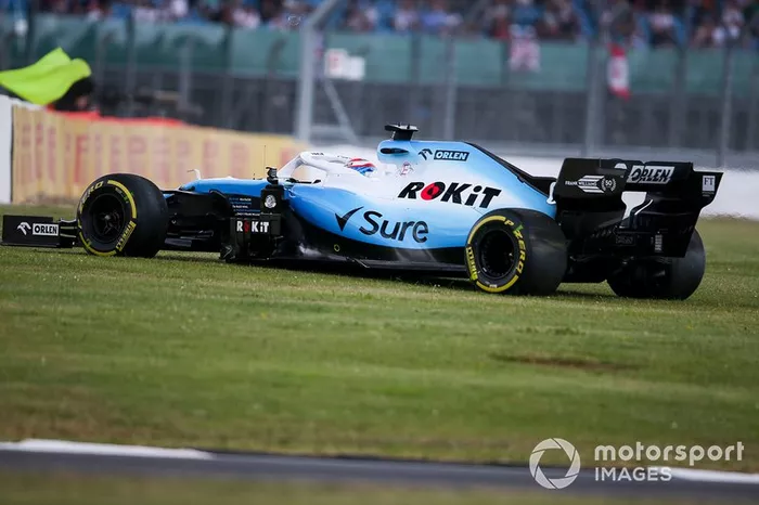 George Russell, Williams Racing FW42, sobre la hierba
