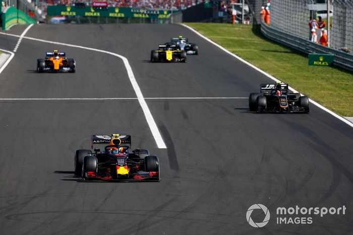 Pierre Gasly, Red Bull Racing RB15, precede Kevin Magnussen, Haas F1 Team VF-19, Lando Norris, McLaren MCL34, Daniel Ricciardo, Renault F1 Team R.S.19, e Valtteri Bottas, Mercedes AMG W10