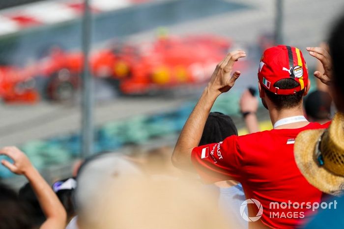 Un fan de Ferrari observa el accidente de Charles Leclerc, Ferrari SF90