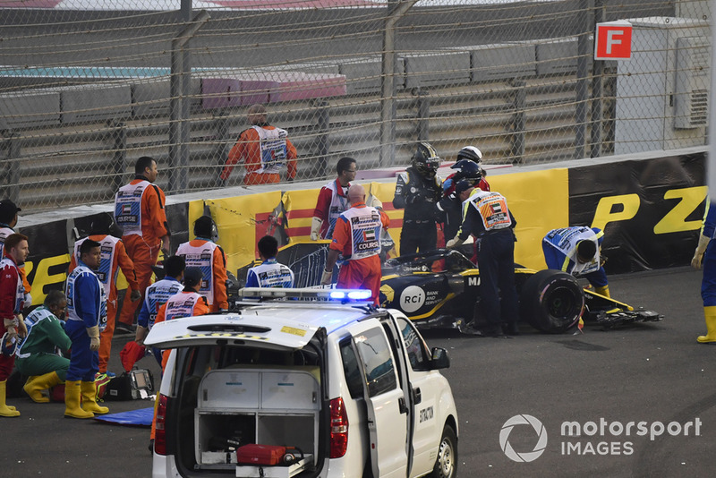 Los médicos y oficiales asisten a Nico Hulkenberg, Renault Sport F1 Team R.S. 18 que se estrelló y volcó en la primera vuelta