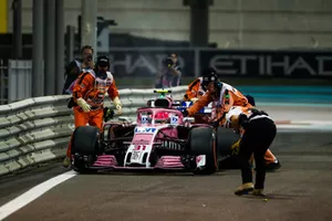 Les commissaires déplacent la voiture d'Esteban Ocon, Racing Point Force India VJM11, après son abandon
