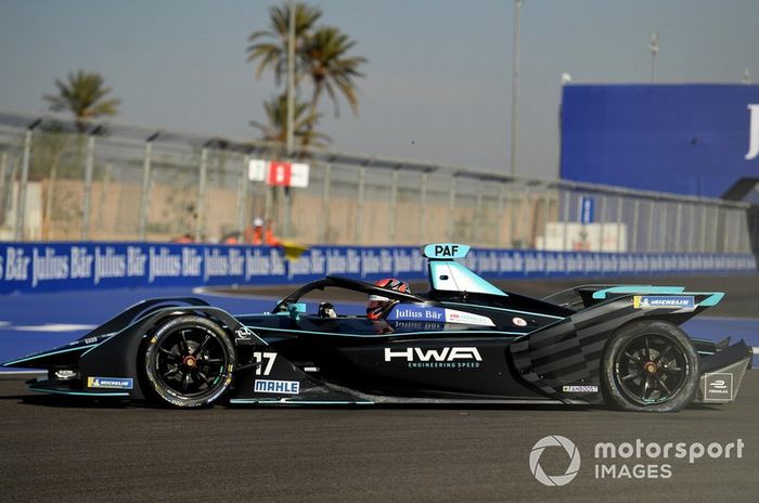 Gary Paffett, HWA Racelab, VFE-05, con un pinchazo en la rueda trasera