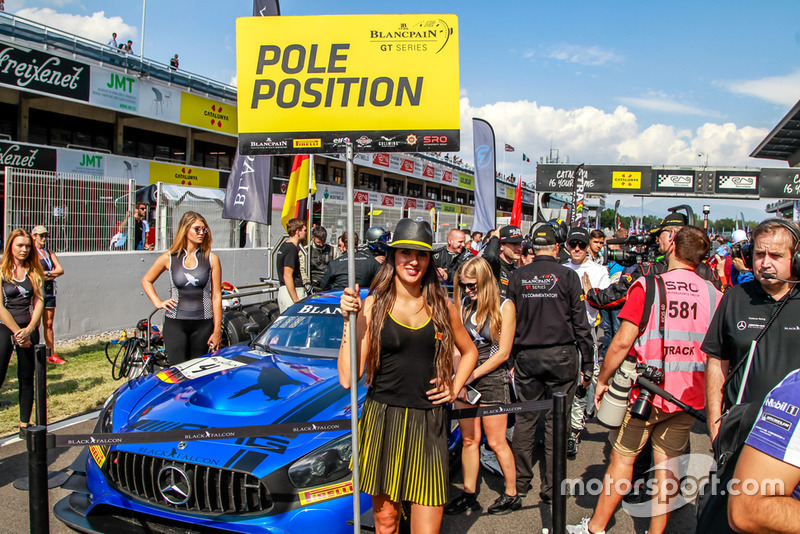 La grid girl della pole position