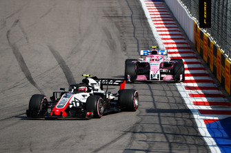 Kevin Magnussen, Haas F1 Team VF-18, devant Esteban Ocon, Racing Point Force India VJM11