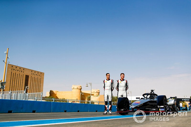 Sébastien Buemi, Nissan e.Dams, Oliver Rowland, Nissan e.Dams, posan para una foto