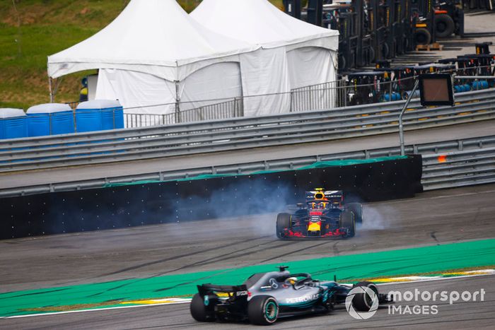 Lewis Hamilton, Mercedes AMG F1 W09, pasa un despistado Max Verstappen, Red Bull Racing RB14 Tag Heuer, luego de que este último sufre una colisión con Esteban Ocon, Force India VJM11 Mercedes