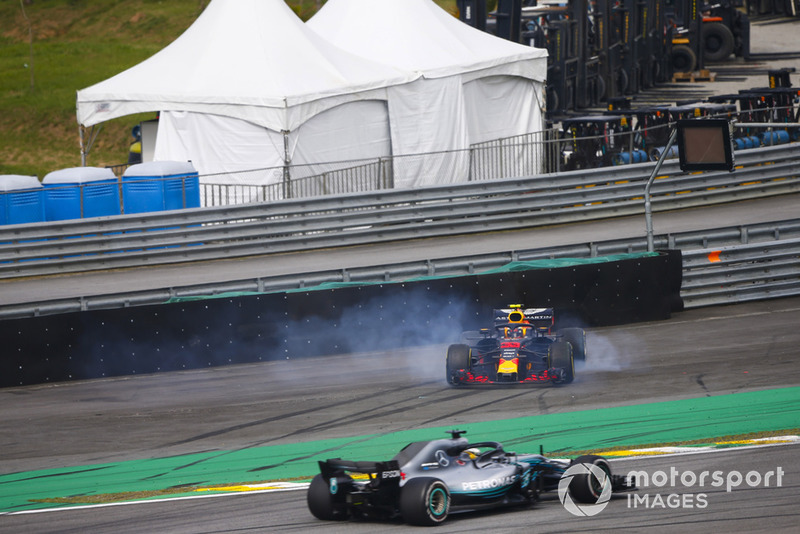 Lewis Hamilton, Mercedes AMG F1 W09, pasa un despistado Max Verstappen, Red Bull Racing RB14 Tag Heuer, luego de que este último sufre una colisión con Esteban Ocon, Force India VJM11 Mercedes