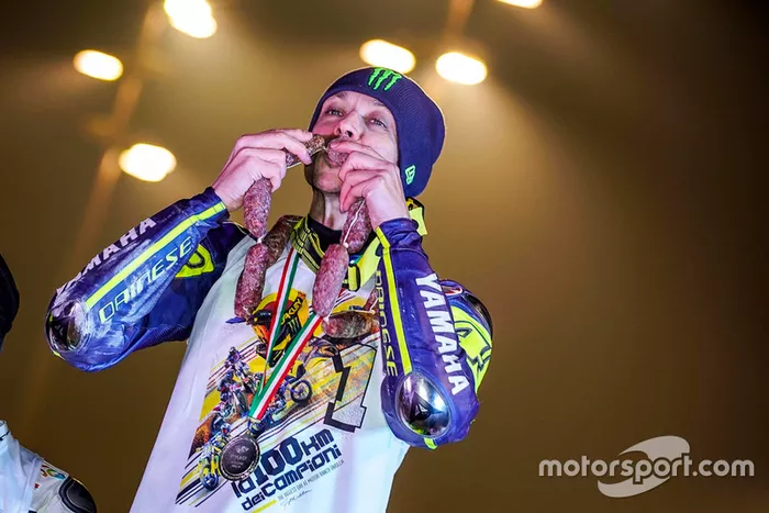 Valentino Rossi celebra su victoria