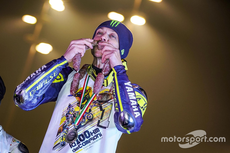 Valentino Rossi viert zijn overwinning