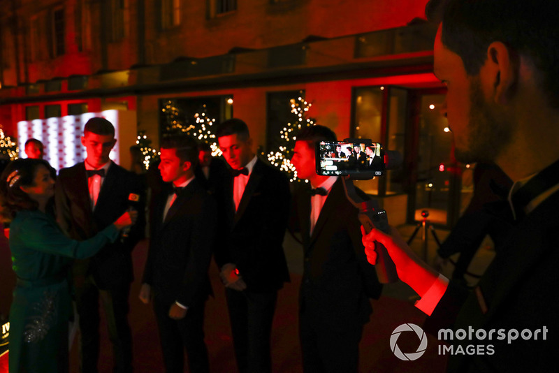 I candidati al "McLaren Autosport BRDC Award" Jamie Caroline, Tom Gamble, Max Fewtrell e Kiern Jewiss vengono inervistati sul tappeto rosso