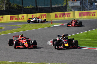Kimi Raikkonen, Ferrari SF71H ve Max Verstappen, Red Bull Racing RB14