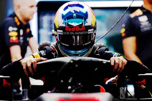 Daniel Ricciardo, Red Bull Racing RB14, monte dans sa voiture