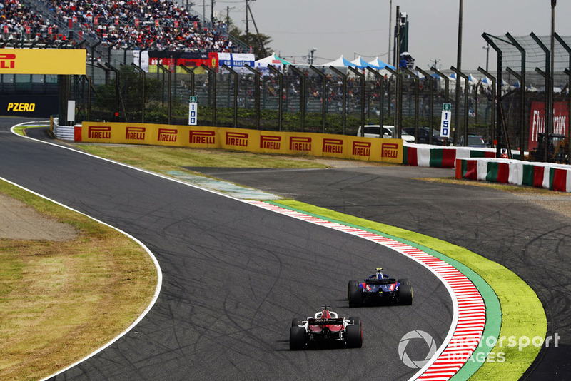 Brendon Hartley, Toro Rosso STR13, leads Charles Leclerc, Sauber C37