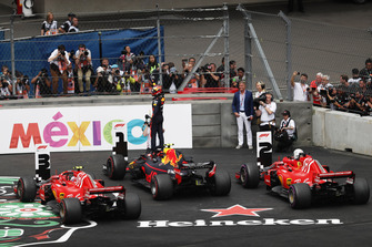 Max Verstappen, Red Bull Racing RB14, festeggia la vittoria della gara nel parco chiuso, con Sebastian Vettel, Ferrari SF71H, e Kimi Raikkonen, Ferrari SF71H