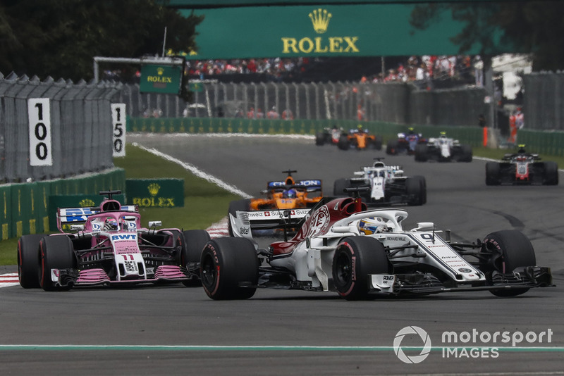 Marcus Ericsson, Sauber C37 y Esteban Ocon, Racing Point Force India VJM11